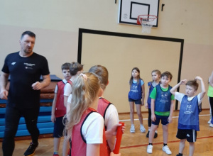 Lekcja wychowania fizycznego z trenerem Dariuszem Rybarczykiem
